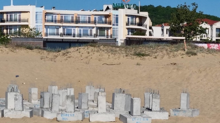 Антикорупционният фонд пита Комитова за незаконното строителство на плаж Смокиня
